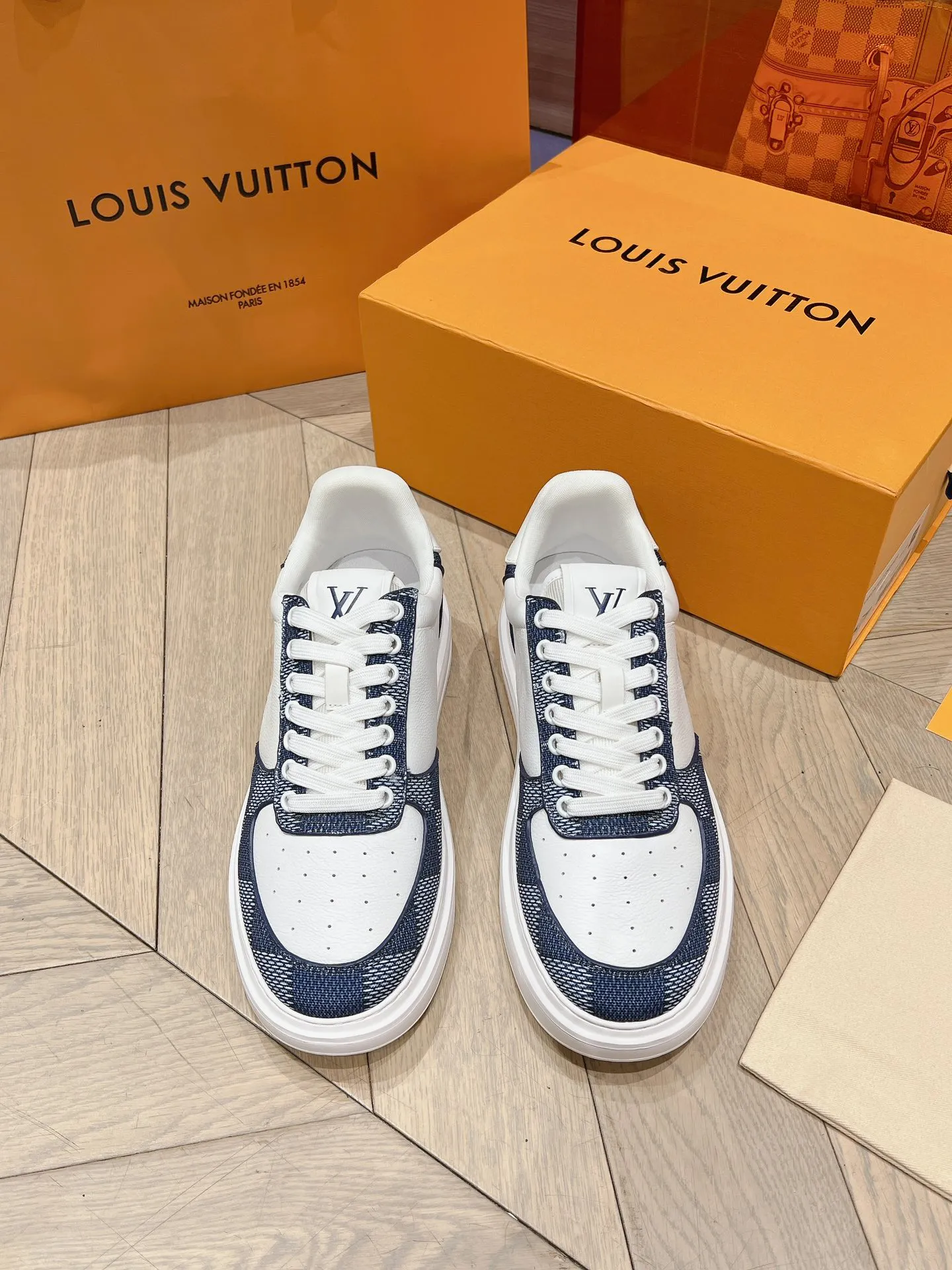 👟👟Ex-factory price 680👟👟 New LV white shoes for men, checkerboard series, plaid color matching, pure cowhide, 3D printed breathable holes, men's casual business travel shoes👟full of comfort, size: 37-45